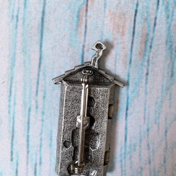 Vintage JJ Rustic Silver Outhouse funny pin - Picture 5 of 6